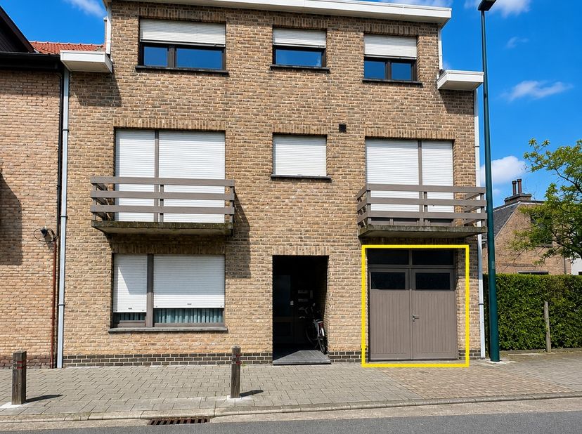 Deze zeer ruime dubbele garagebox / opslagplaats op gelijkvloerse verdieping bevindt zich vlakbij het centrum van De Haan. De garagebox meet 11,6m x 3