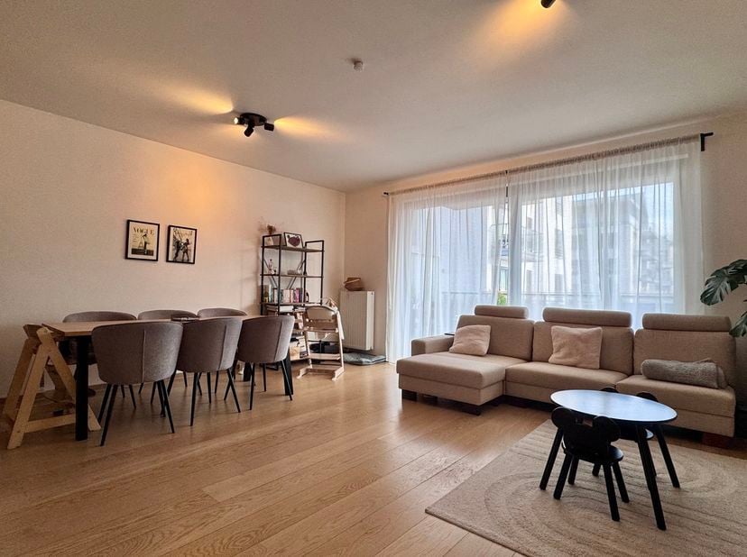 Ligging en algemene informatie<br />
Dit appartement ligt op de 1e verdieping met uitzicht op een groendak, beschut tegen inkijk, en is volledig op he