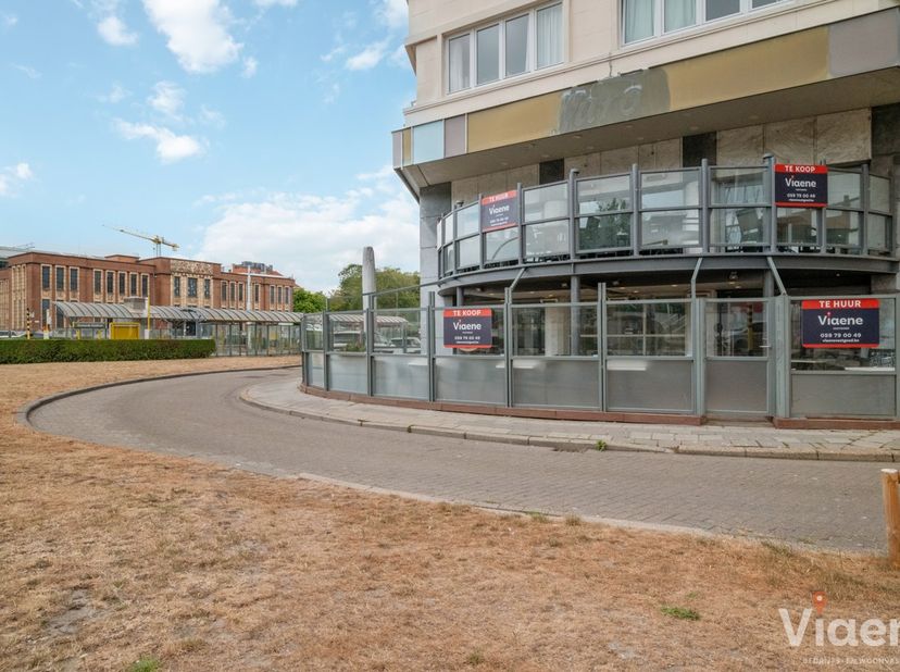 Uitzonderlijk en karaktervol gebouw op een toplocatie - opvallend hoekpand op een commerciële ligging met een zeer hoge visibiliteit - uitstekend en c