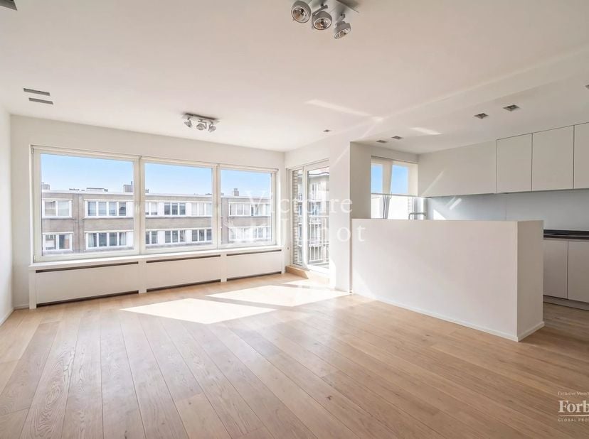 Victoire-Junot biedt u exclusief dit prachtige appartement volledig gerenoveerd door de architect Olivier Dwek, gelegen in een rustige en gewilde stra