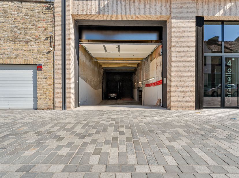 Afgesloten garagebox met staanplaats in hartje Diksmuide<br />
Bent u het beu om telkens naar een parkeerplaats te zoeken in het centrum van Diksmuide