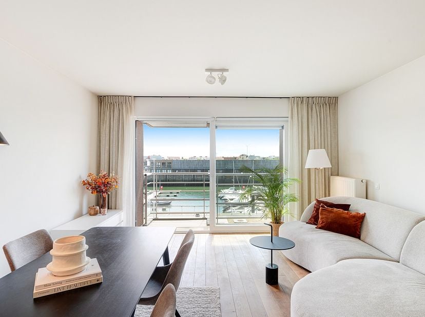 Fantastisch gelegen appartement met een panoramisch open zicht over de jachthaven en de aangemeerde zeilboten van Zeebrugge. Zonder twijfel één van de