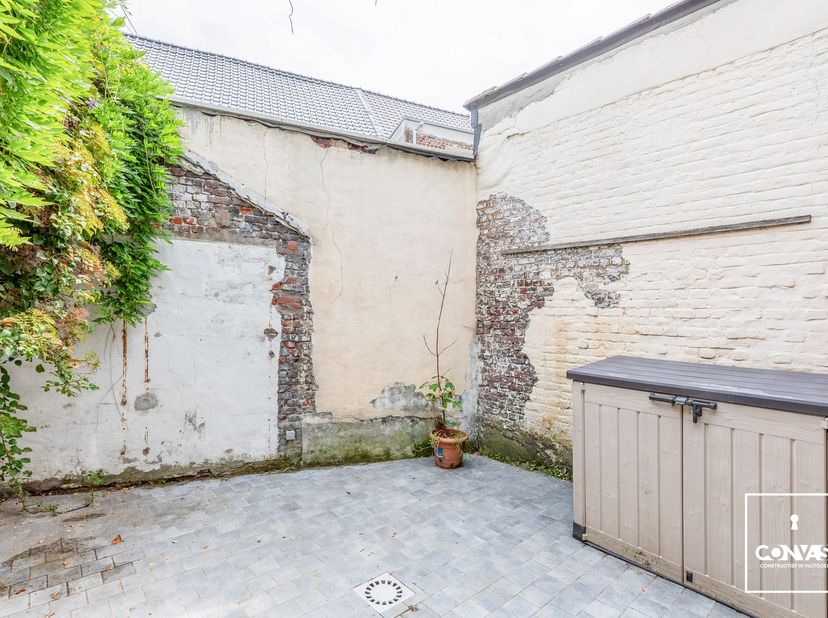 Bij het binnenkomen verwelkomt de inkomhal je in de woning. Verder vinden we op het gelijkvloers een keuken, een gezellige eetkamer en een lichtrijke