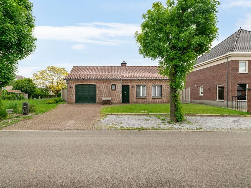 Welkom in deze verzorgde gezinswoning in Lommel. De woning beschikt over een woonoppervlakte van 146 m² en omvat twee ruime slaapkamers en een modern