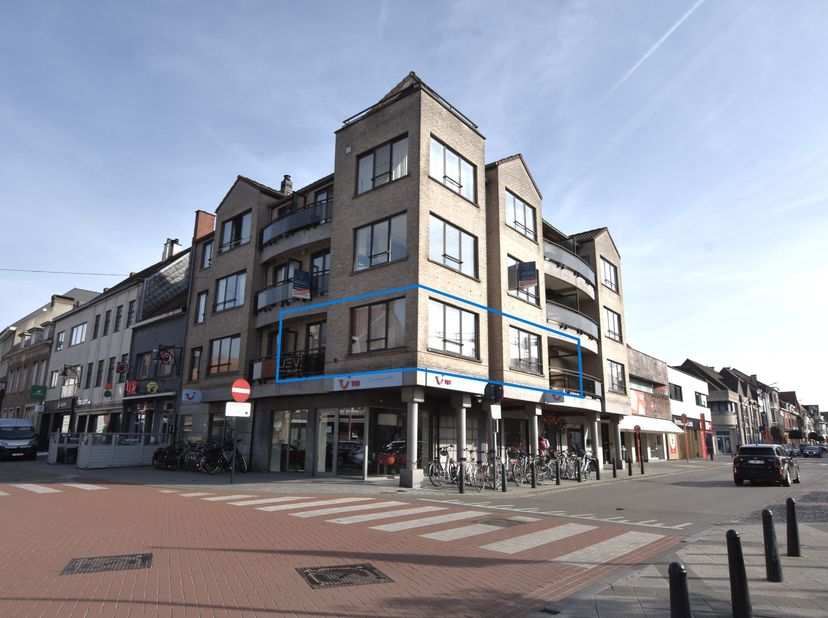 Dit instapklaar hoekappartement met twee terrassen biedt een uitzonderlijke woonbeleving dankzij het prachtige, open zicht op de Markt van Maldegem. G