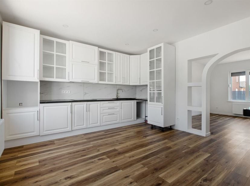 Instapklare en volledig gerenoveerde woning met 9 slaapkamers, loodsen en dubbele garage op 1.195 m²<br />
Ruimte, comfort en tal van mogelijkheden<br