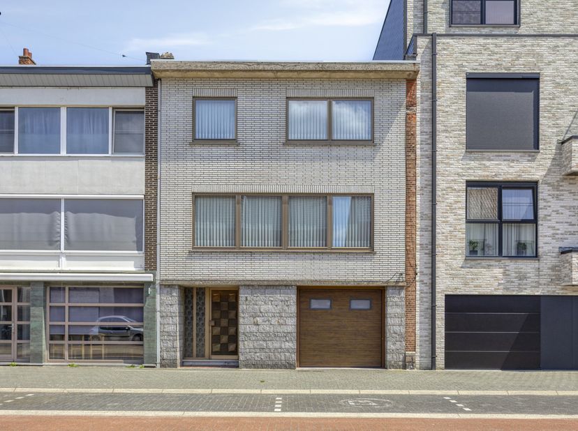 ID7759417: Verrassend ruime woning met 4 tot 5 slaapkamers, inpandige garage en tuin. Met mogelijkheid tot praktijk-of hobbyruimte of als kangoeroewon