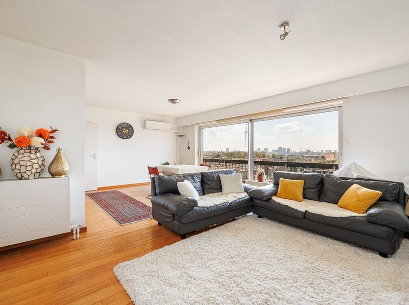 Au 8ᵉ étage d’un immeuble parfaitement entretenu se trouve ce magnifique appartement de 3 chambres offrant une vue panoramique unique sur Anvers. Grâc