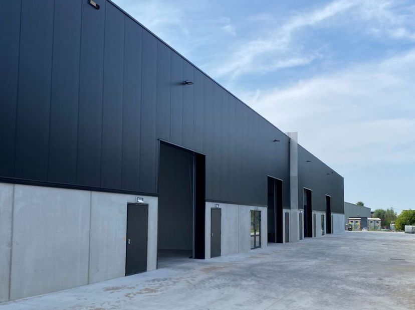 <br />
Functionele magazijnruimte met kantoor te huur<br />
Commercieel<br />
Magazijnruimte met een totale oppervlakte van ca 98m² gelegen op een vlo