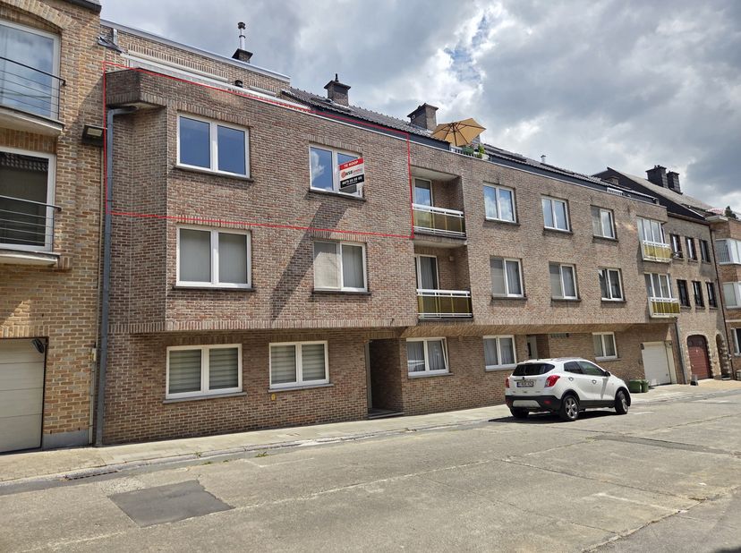 Het appartement is gelegen op de tweede verdieping en is een lichtrijk appartement. <br />
Het omvat een inkomhal, een living met eetplaats en een nie