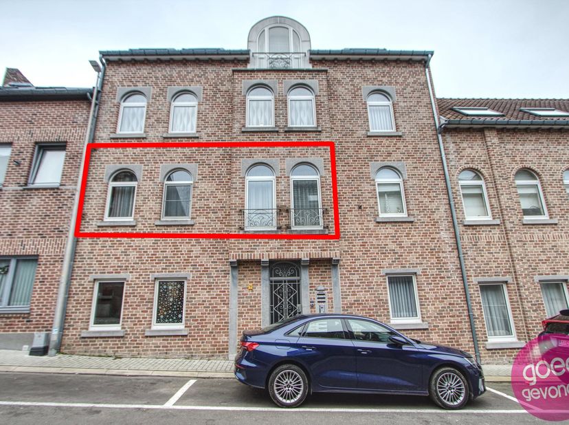 APPARTEMENT MET 2 SLAAPKAMERS, RUIM TERRAS, LIFT EN KELDER – CENTRAAL en RUSTIG GELEGEN<br />
In het centrum, maar toch heerlijk rustig gelegen, vindt