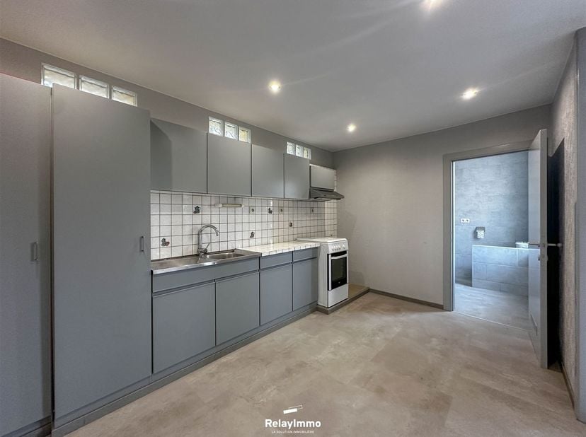 In een rustige straat in het stadscentrum, maar toch vlak bij alle voorzieningen, gelegen duplexappartement met twee slaapkamers en een oppervlakte va