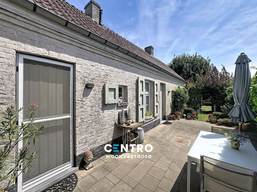 Charmant gerenoveerde woning met 3 slaapkamers, 3 badkamers en ZUIDgerichte tuin in het hart van Lissewege!<br />
<br />
Welkom in deze sfeervol geren