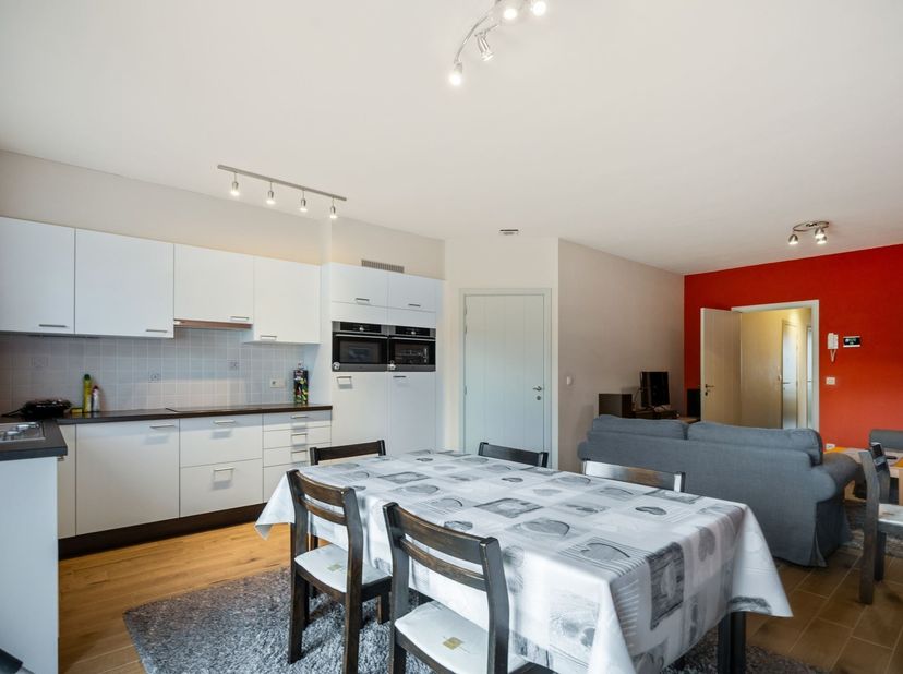Op een rustige locatie in de Rector de Ramstraat 47 te Zandhoven bevindt zich dit recent gelijkvloers appartement (bouwjaar 2014). De woning combineer