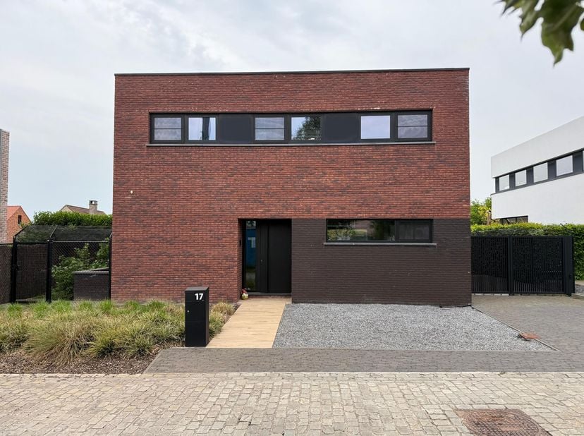 Instapklare gezinswoning in rustige woonwijk te Tongeren<br />
<br />
Je woont hier in een gezellige, kindvriendelijke buurt op maar 10 minuutjes van