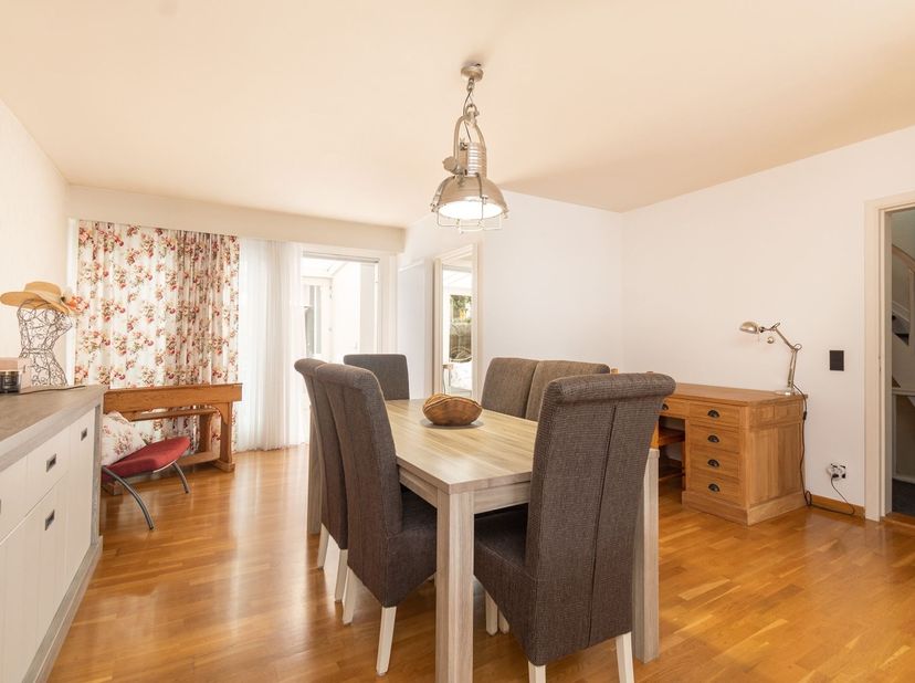 Recent volledig gerenoveerde woning met 3 ruime slaapkamers en terras, met een zeer groot atelier/garage van ca 100 m² op het gelijkvloers. Ideaal voo