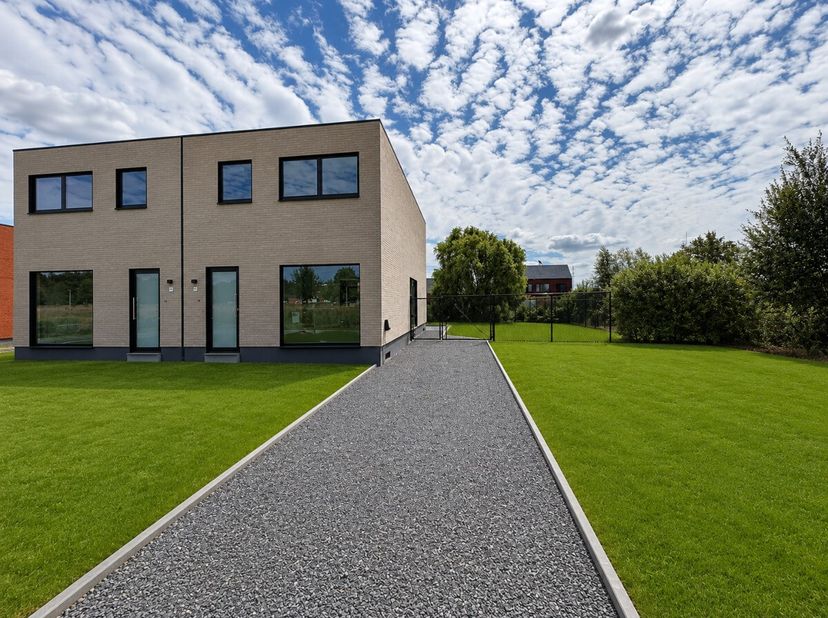 Instapklare nieuwbouw passiefwoning met 3 (mogelijk 4) slaapkamers en tuin in Godsheide (Hasselt).voor meer informatie, ga naar: https://www.era.be/nl