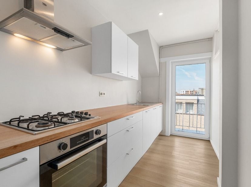 À vendre : appartement fermé bien entretenu à Ostende, situé au centre dans la rue Vrijheidstraat, à proximité des commerces et des transports en comm