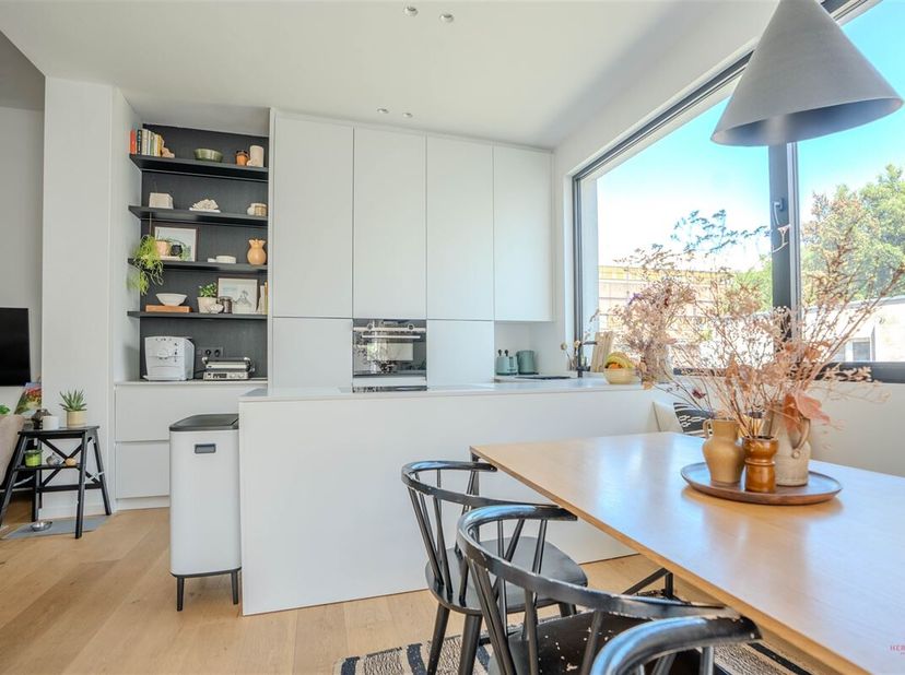 Dit stijlvolle en luxueus afgewerkte appartement, gelegen in de Sint-Salvatorstraat, biedt een uitzonderlijke combinatie van ruimte, comfort en een ho