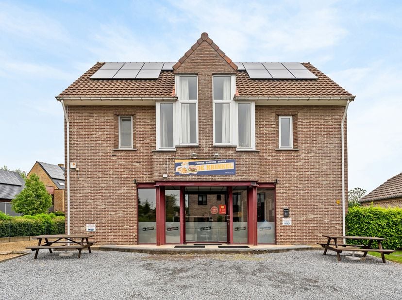 Gelegen in het hart van Riemst bevindt zich deze volledig onderkelderde woning met commerciële ruimte op het gelijkvloers en het bovenliggend woongede