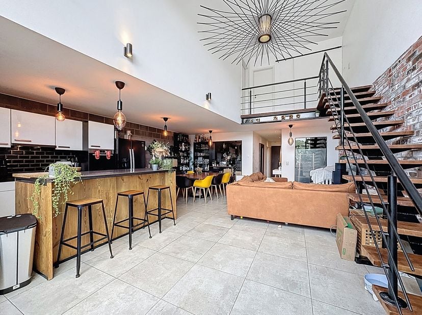 REZ DE CHAUSSEE de ±88m²<br />
- Hall d'entrée de ± 6m² sur carrelage, <br />
- Séjour de ± 46m² sur carrelage avec cuisine équipée (four, frigo, lave