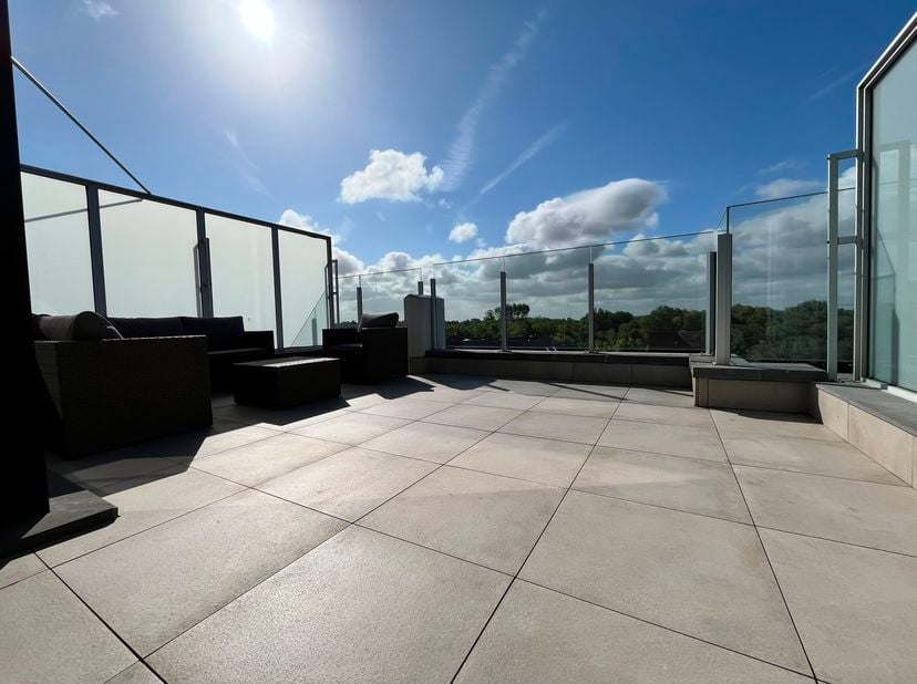 Op zoek naar een instap klaar verblijf aan zee met uitzonderlijk veel buitenruimte? Dit lichtrijke penthouse in Residentie De Korre combineert een top
