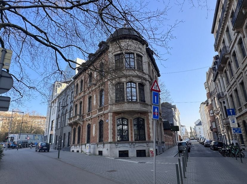 Gelegen in het historische hart van Brussel, biedt het Van Orley-centrum een ideale werkomgeving. Dit unieke en charmante gebouw geniet van zeer veel