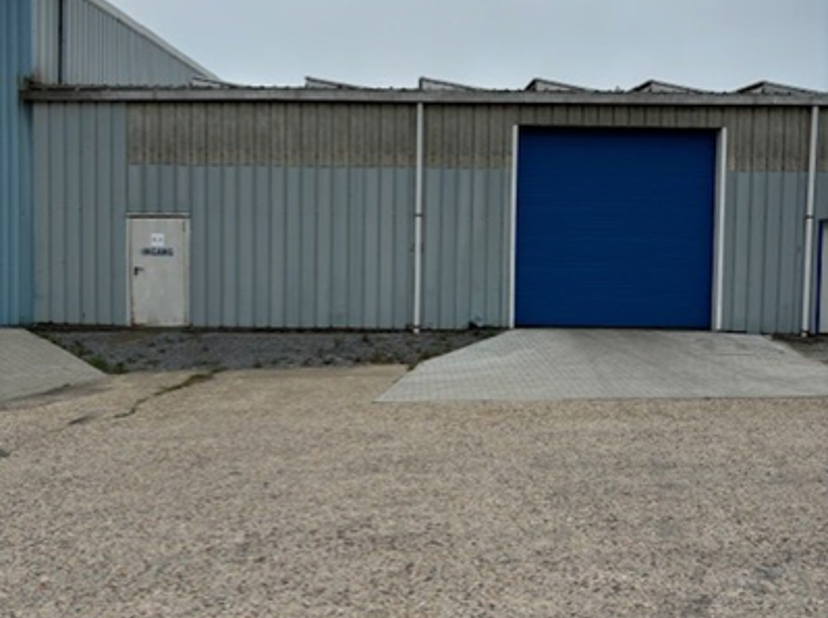 Deze opslagruimte van 550m² is gelegen op bedrijvencenter 'Winterdijk' in Kaulille. De unit beschikt over een elektrische sectionaalpoort, toegangsdeu