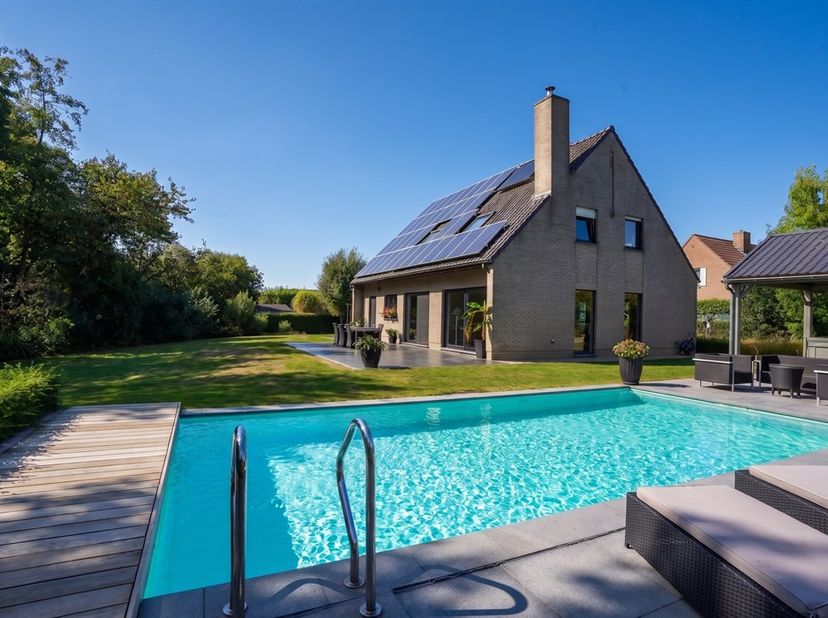 Villa située sur un vaste terrain  de 2 319 m² avec piscine et au charme irrésistible !  Ici, vous vivrez dans un espace généreux, entouré d’arbres ma