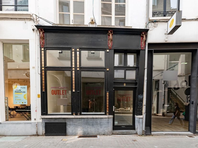 Deze instapklare winkel is gelegen in de populaire winkelwandelstraatjes van de 'Wilde Zee'. Het gelijkvloers is +/-50m² en de bovenliggende verdiepin