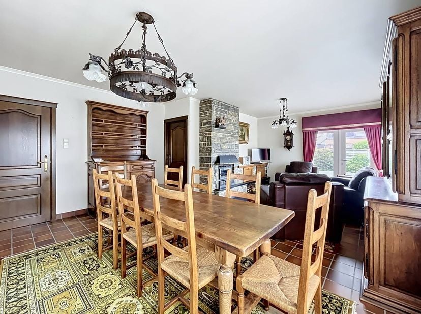 Op zoek naar een te renoveren woning in centrum Aalter? In de Molenstraat bevindt zich deze te vrijstaande woning op een mooi perceel, ideaal voor wie