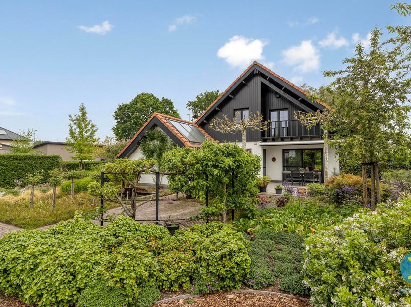 Ruime gezinswoning met grote garage en prachtige tuin — groen én centraal gelegen<br />
Deze instapklare woning combineert rust en groen met een centr