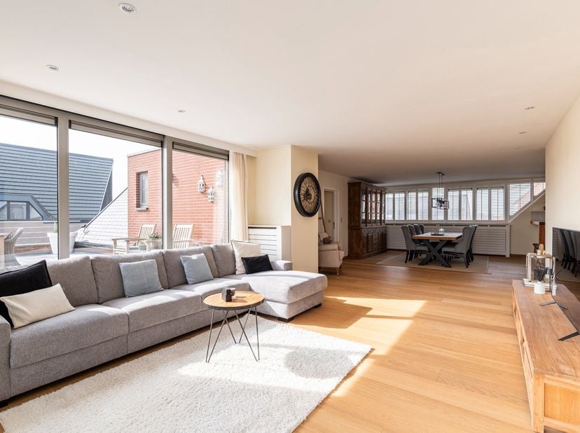 Ruim, lichtrijke penthouse met terras van ca. 55m² te Minderhout!<br />
INDELING:<br />
- Inkomhal<br />
- Bureau/ slaapkamer<br />
- Zeer lichtrijke
