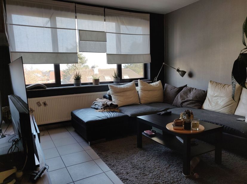 Charmant appartement de 2 chambres avec garage.<br />
<br />
Situation :<br />
Idéalement situé dans le centre de Vosselaar. À quelques pas des transp