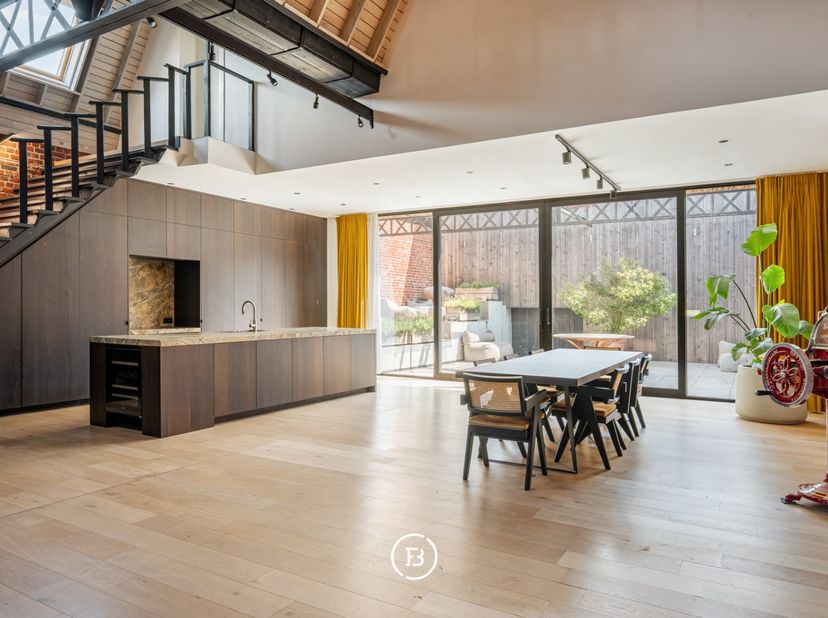 Une ancienne usine transformée en une loft de caractère où l’authenticité et le confort contemporain se rencontrent harmonieusement.<br />
<br />
Cett