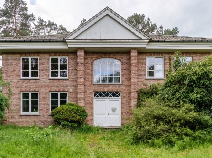 Zeer rustig en residentieel gelegen villa in villalaan op een mooi perceel van 30 are met een perceelsbreedte van 41 meter. Zuid-west georiënteerd.<br