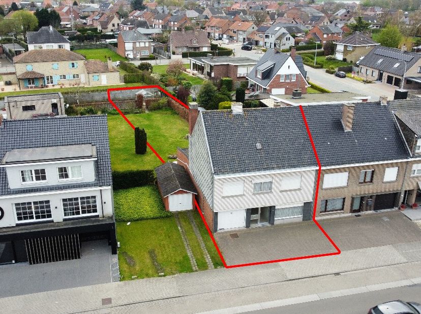 À vendre : grande maison mitoyenne au centre dOoigem, située Oostrozebeeksestraat, avec un jardin de 425 m². Cette maison construite en 1971 offre de