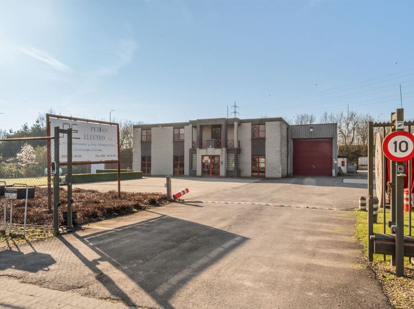 Bedrijfshal met burelen in Bree<br />
Ligging:<br />
Deze KMO-unit bevindt zich op het industrieterrein Kanaal-Noord in Bree, met vlotte verbindingen