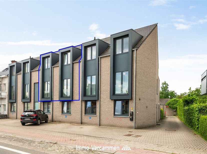 Lichtrijk duplexappartement met 3 slpks te Sint-Katelijne-Waver<br />
Dit stijlvolle en recente appartement biedt alle hedendaagse comfort en een verr