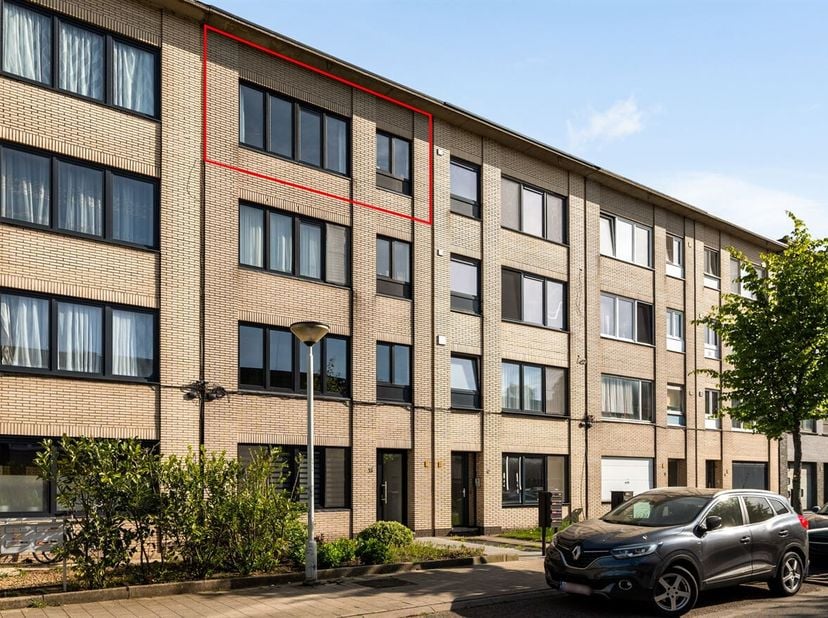 Gerenoveerd appartement met 2 slaapkamers, terras en garagebox!<br />
Ligging: Dit prachtig appartement is centraal gelegen in een zeer gegeerde buurt