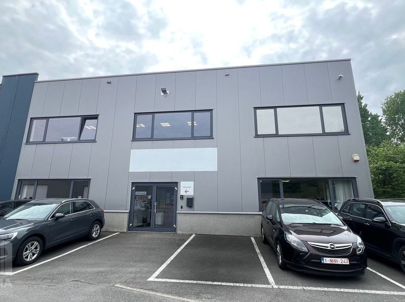 Uitstekend gelegen kantoorruimte met een totale oppervlakte van 525 m²&amp;nbsp;in combinatie met 144 m² magazijn, op slechts 3 minuten van op- en afrit 2