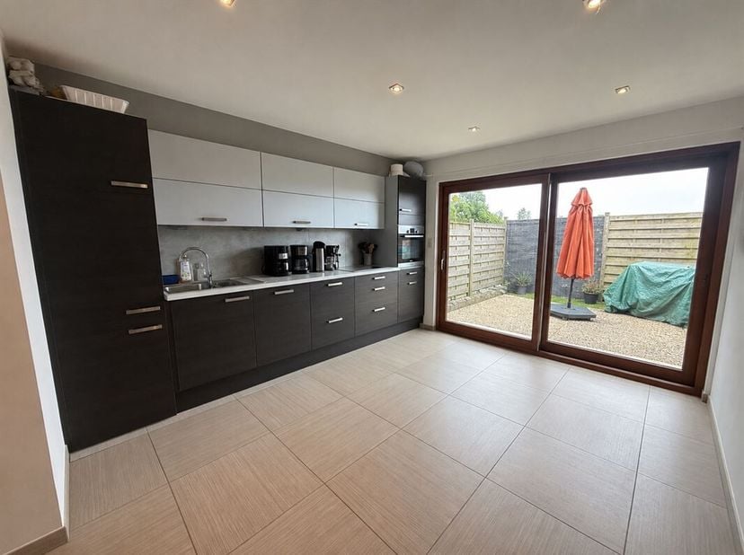 Bonne maison d'habitation 2 chambres avec terrasses sise à Baugnies. <br />
Le rez-de-chaussée comprend : un hall d'accueil, un WC séparé, un living,