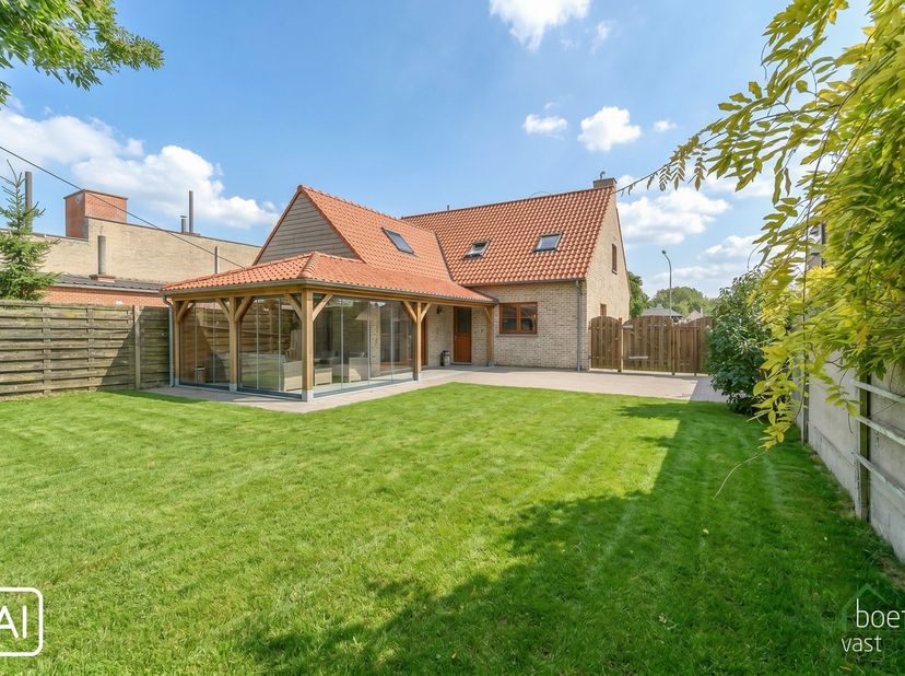 DE PANNE: Villahuis met 4 slaapkamers (waarvan 1 gelijkvloers), bureauruimte, 2 badkamers en tuin op 1.250m² totale grondopp.<br />
Bij het binnenrijd