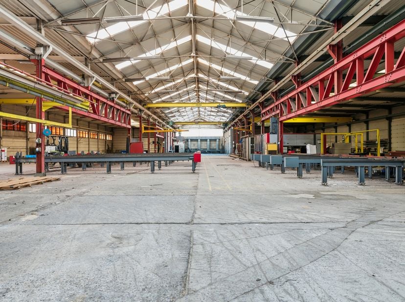 Bedrijfssite/industriegrond met magazijnen, kantoren en te renoveren woning in Pittem.<br />
Deze bedrijfssite biedt een zeldzame combinatie van schaa