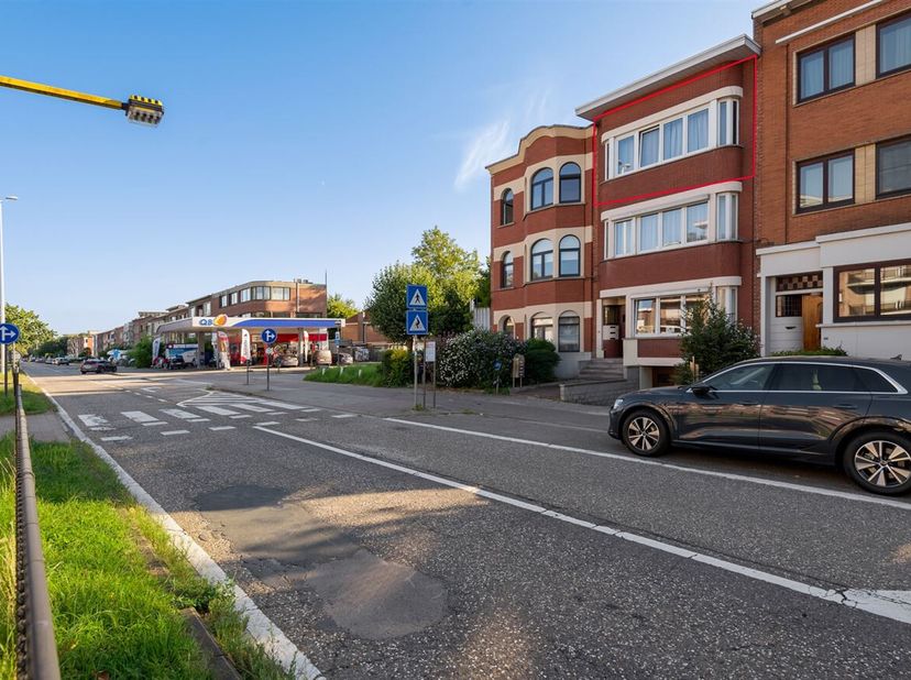 Op te frissen appartement (78m²) voorzien van twee slaapkamers en terras biedt tal van mogelijkheden voor starters of als investering! <br />
Ligging: