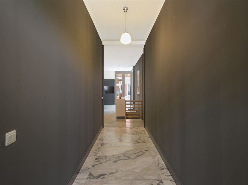 Unieke paardeneigendom met karaktervolle woning, afzonderlijk appartement in afwerkingsfase en uitgebreide paardenfaciliteiten in het landelijke Herde