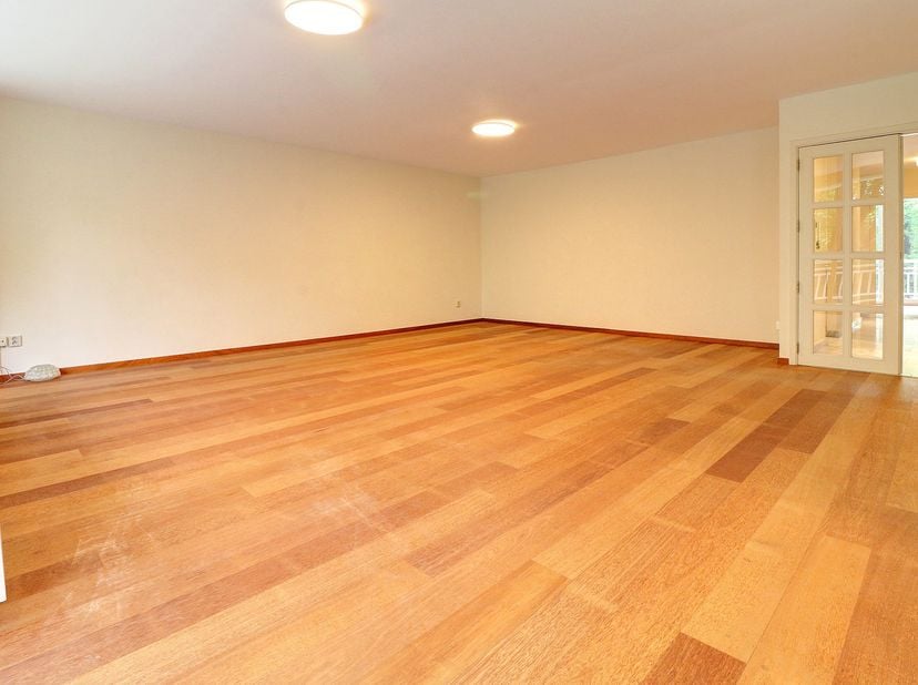 Mooi appartement van ca. 145 m² bestaande uit:<br />
<br />
3 slaapkamers in parket + bureau (of 4 slaapkamers): ca. 20 m² – 17 m² – 9,5 m² – 10 m² (b