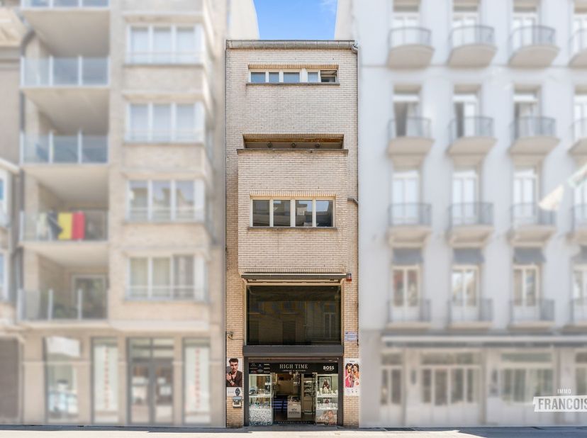 Découvrez cet immeuble de rendement polyvalent situé dans la dynamique Kerkstraat, la principale rue commerçante de Blankenberge, à deux pas des escal