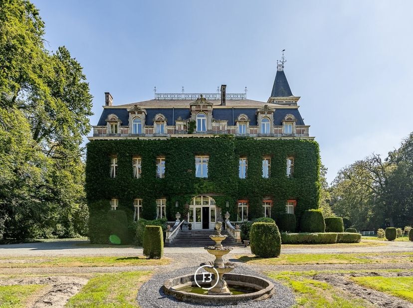 Laat u betoveren door de charme van Kasteel Runenborg, een uitzonderlijke en zorgvuldig onderhouden eigendom waar authenticiteit, ruimte en karakter h