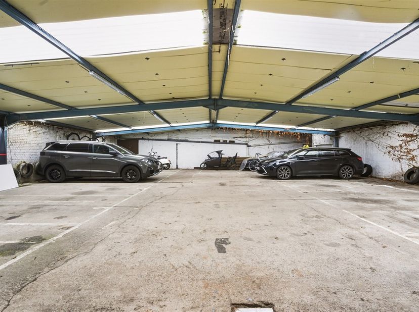 Unieke investeringsmogelijkheid op een uitstekende locatie in de Ramskapellestraat, een zijstraat van de Diksmuidelaan in Berchem! Dit volledige opbre
